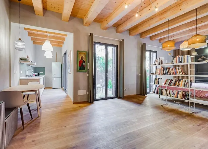 Apartament Modern With Private Garden Courtyard *