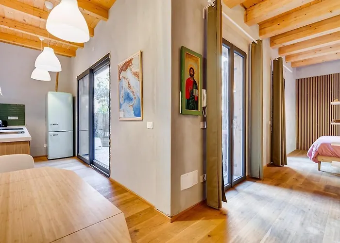 Modern With Private Garden Courtyard *
